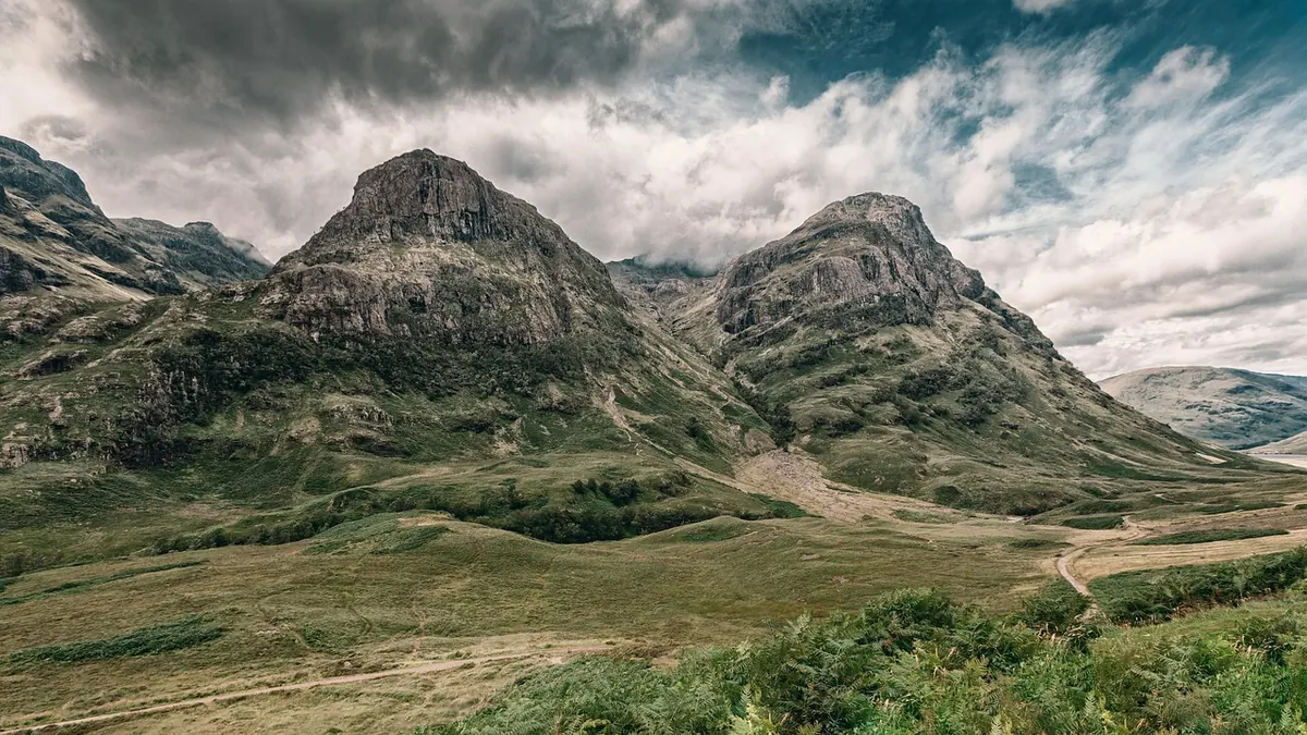 Scottish vs English Heraldry: Key Differences Explained